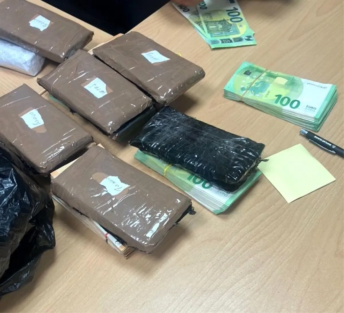 edirnede kapikulede kacak doviz ve altin yakalandi lBVNcJke