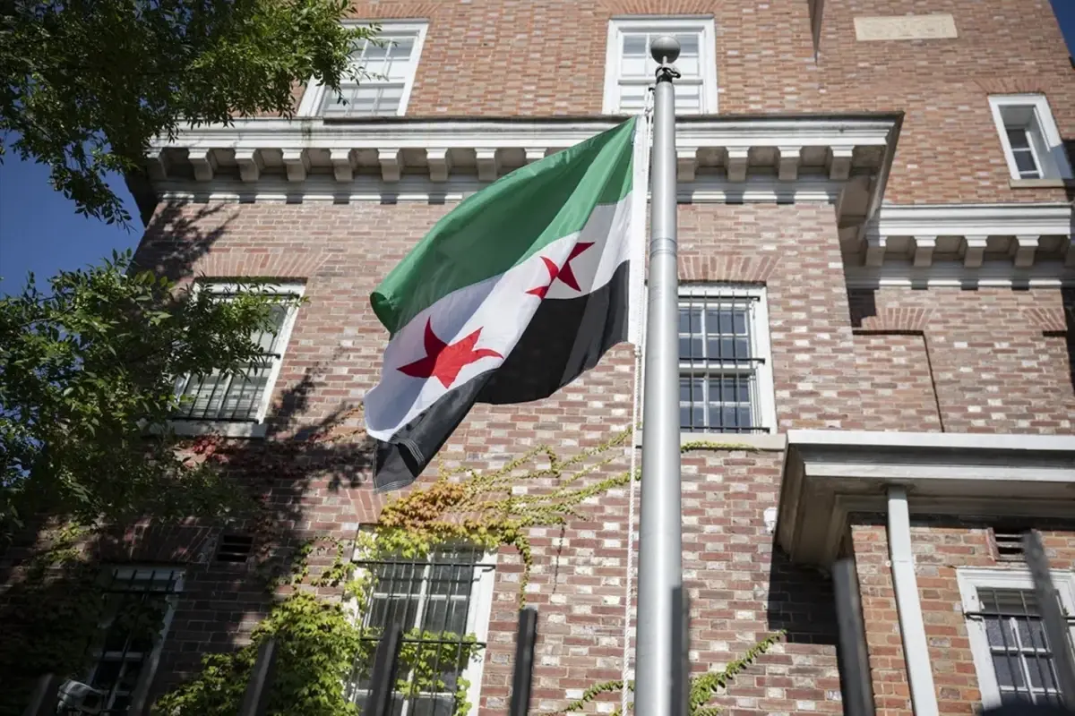 11 yil sonra bir ilk suriye bayragi washingtonda gondere cekildi aOR81pBx