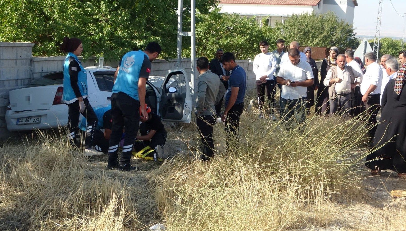 bahce duvarina carpti anne ve 3 cocuk hastaneye kaldirildi hGtHqxqY