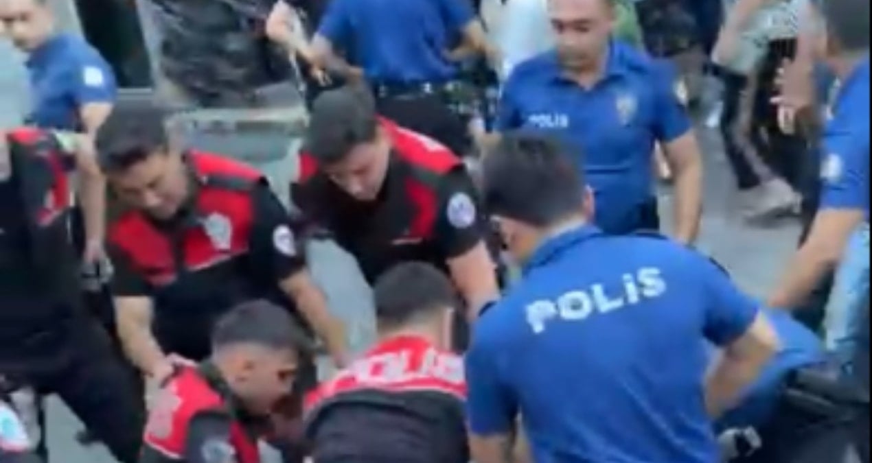 beyoglunda ortalik karisti polise saldirdilar o anlar kamerada FgXuv72t