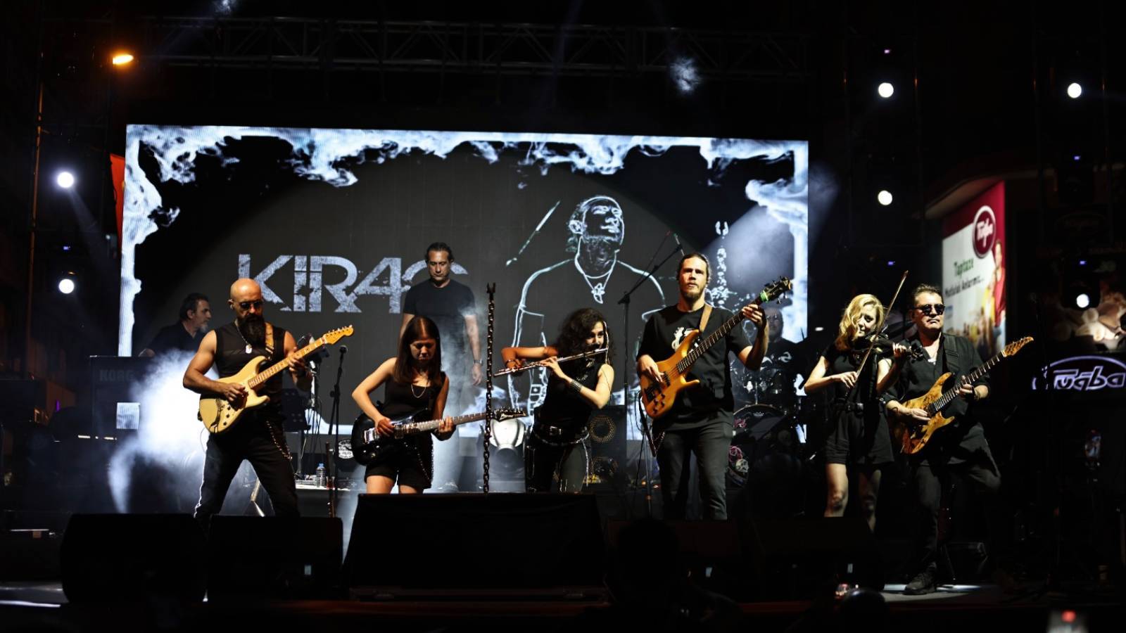 denizlide sarkici kirac sahne aldi fWbSqwIm