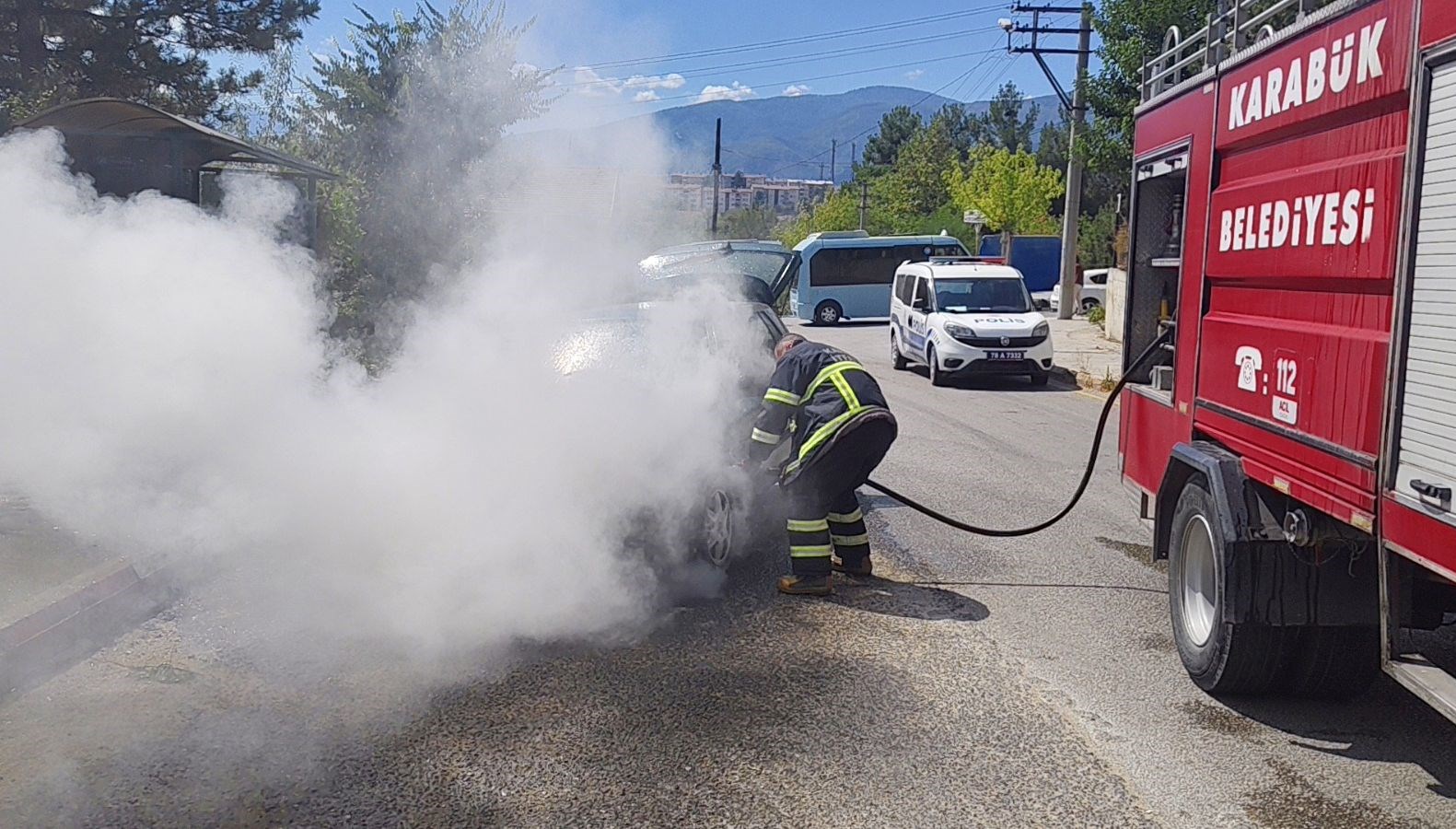 seyir halindeki otomobil alev aldi AX2U426e