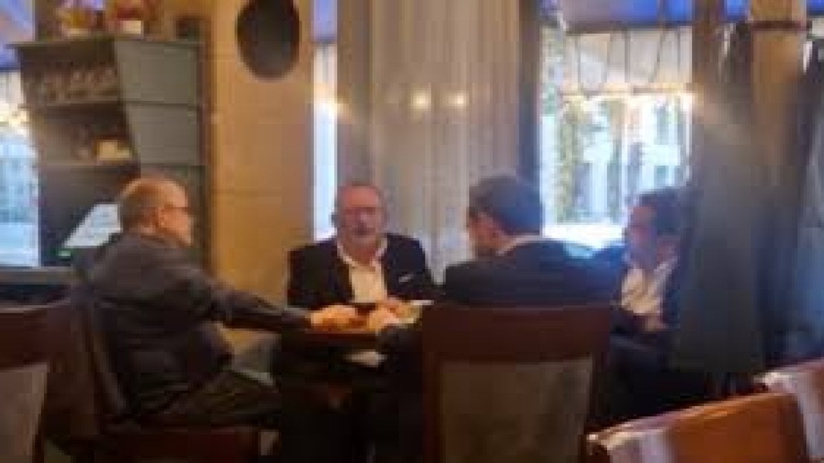 skandal goruntuler sonrasi iki gazeteci kapinin onune konuldu belediye baskanligi hakkindaki sozler dikkat cekti ayac8abC