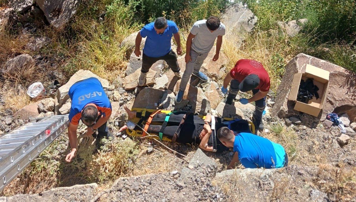 tuncelide otombil sarampole devrildi 3 kisi yaralandi 5s3nqfJF