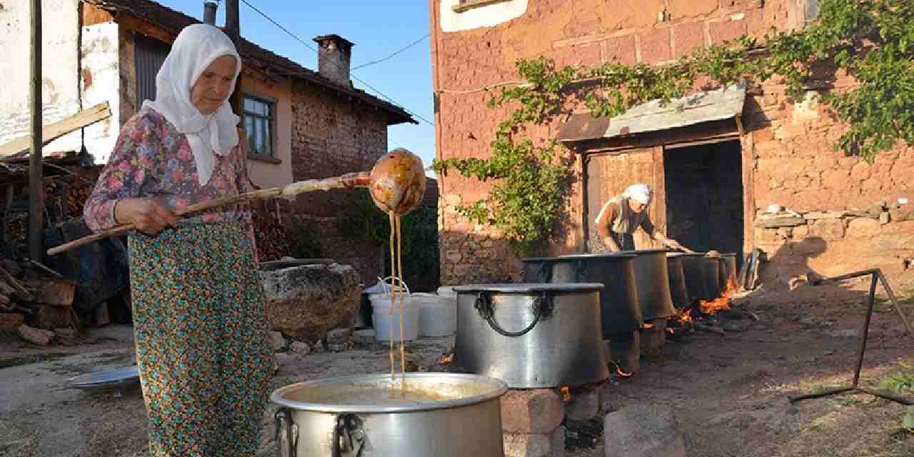 6 saat kazanlarda kaynatilip siseleniyor geleneksel yontemle hazirlaniyor BwkHRTsh.jpg