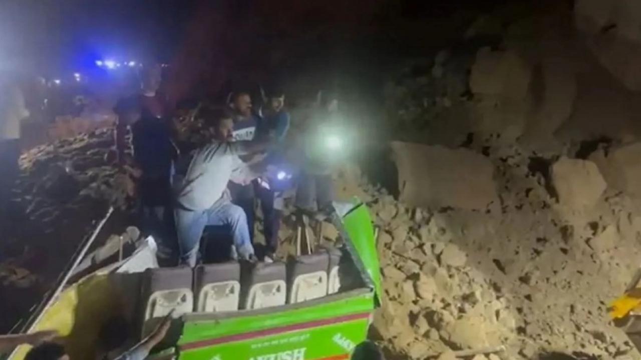 heyelan otobusu yuttu hindistanda toprak kaymasi 15 can aldi 3WDYtCUh