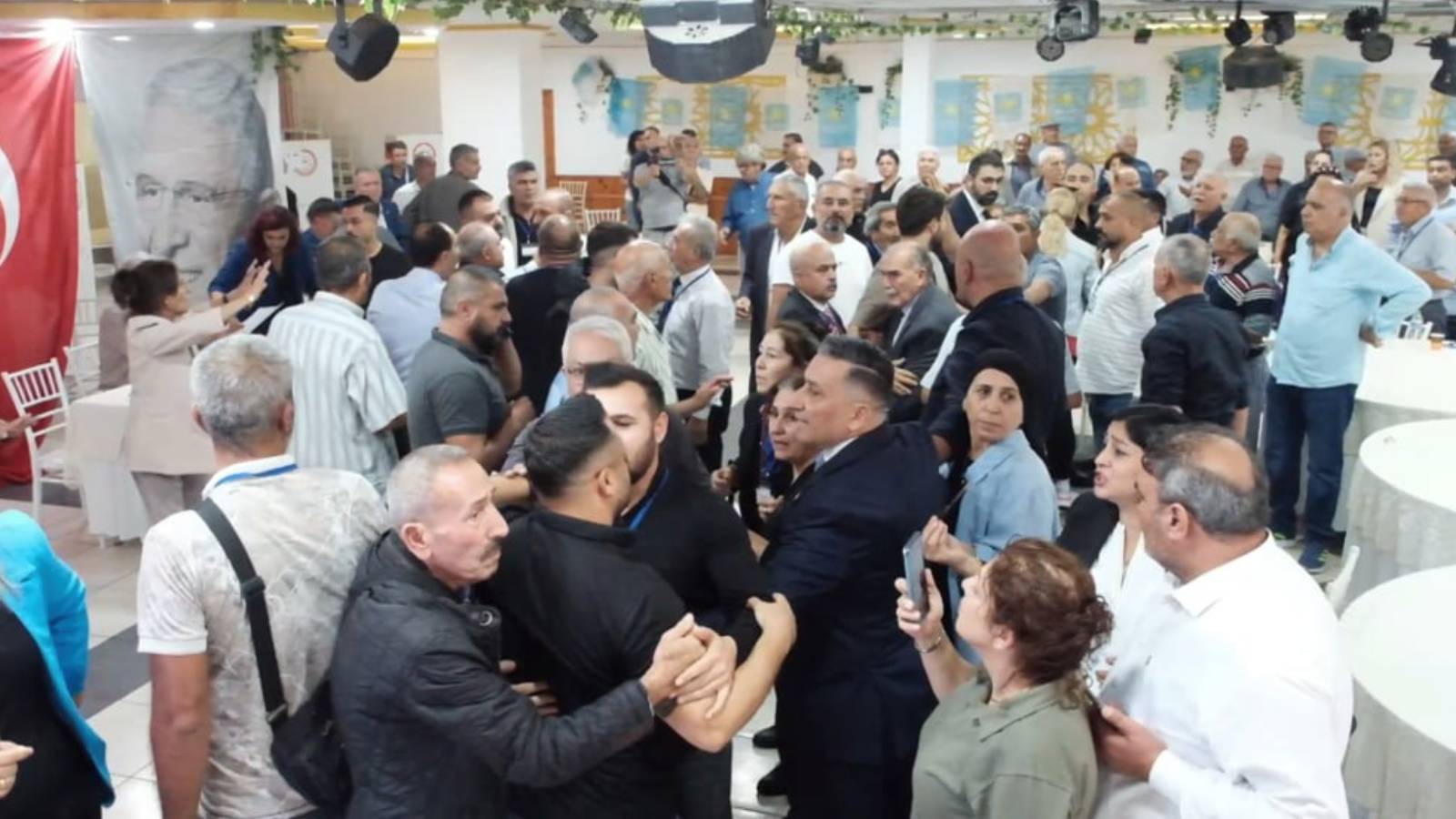 iyi parti tarsus 4 olagan ilce kongresinde arbede cikti 5zyhFuV9.jpg