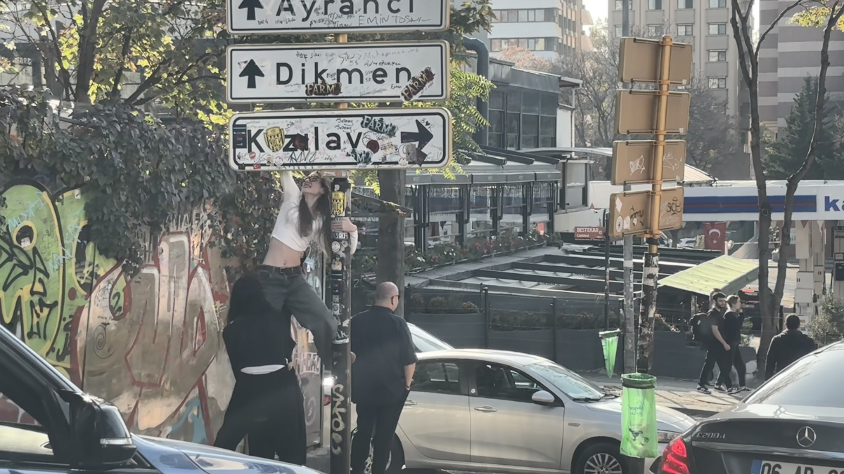 ankarada calinan kizilay tabelasinin yerine yenisi takildi polis bolgede onlemlerini artirdi d6xpkvrm.jpg