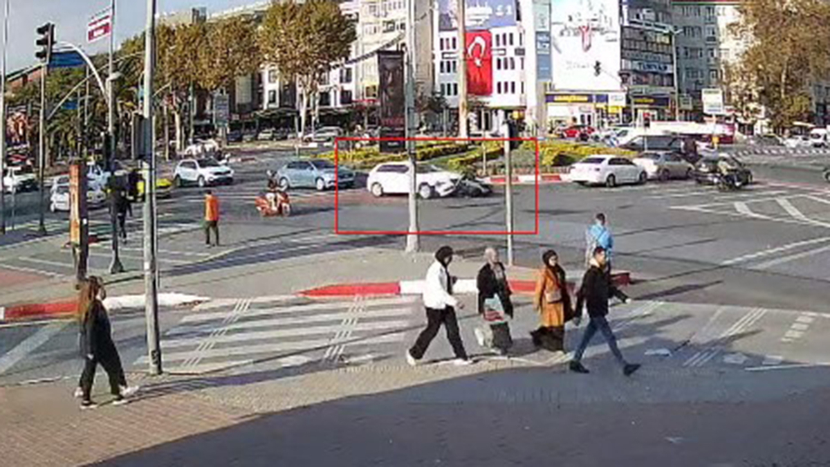 istanbul fatihte otomobilin carptigi motosikletin surucusu yaralandi Zydbtjt6.jpg