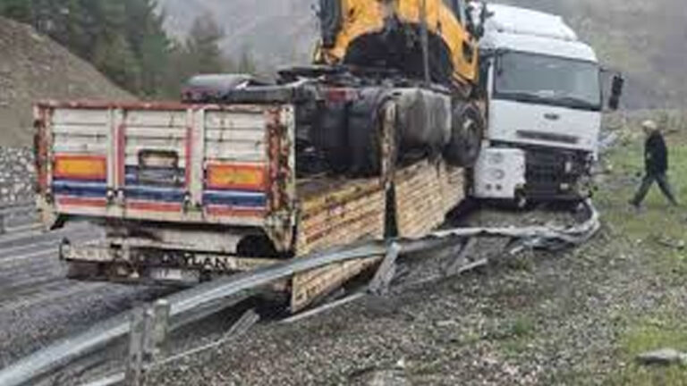 kaza-yapan-tiri-tasiyan-tir-da-kaza-yapti-ZB5wZCPS
